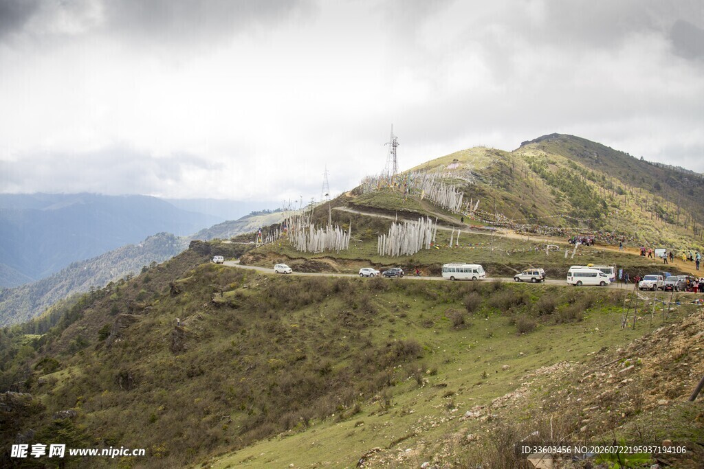 山间蜿蜒公路风景