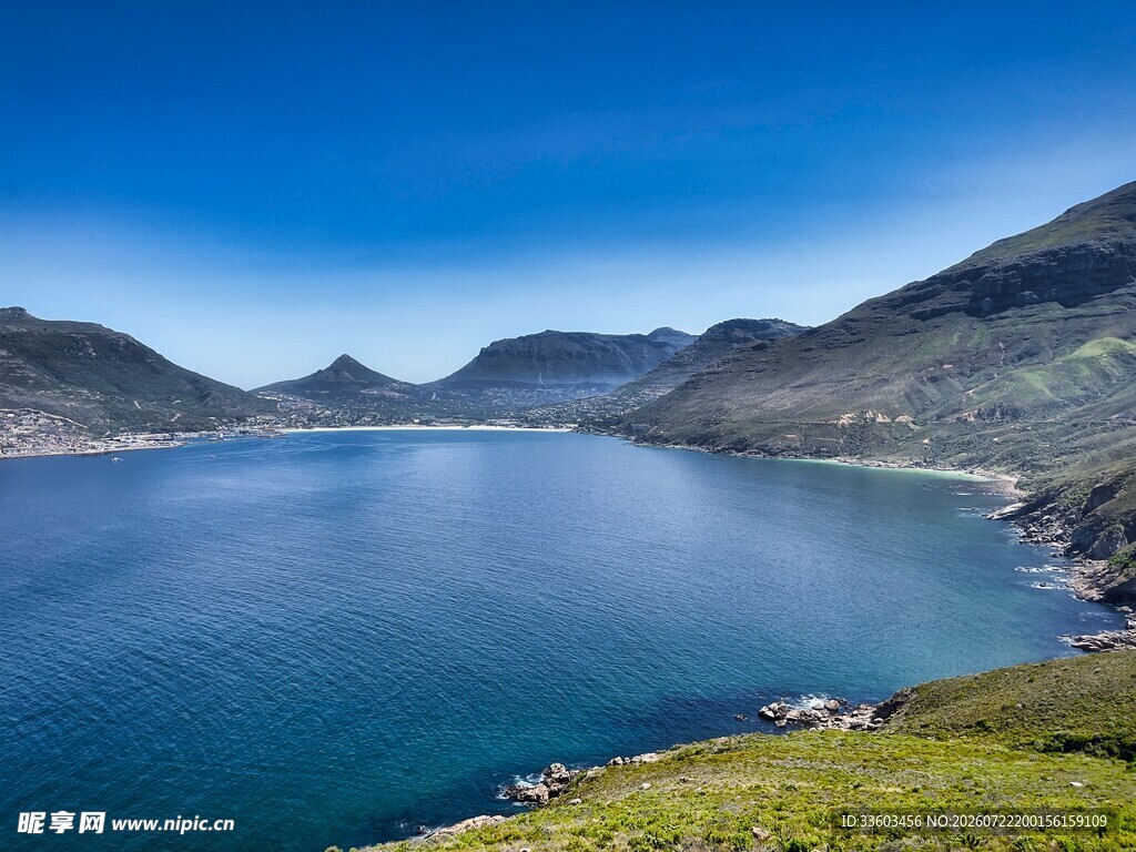 美丽湖景与连绵青山