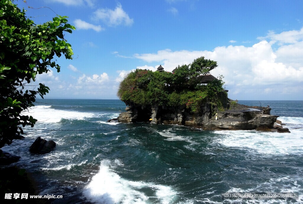海边孤岩海浪拍岸美景
