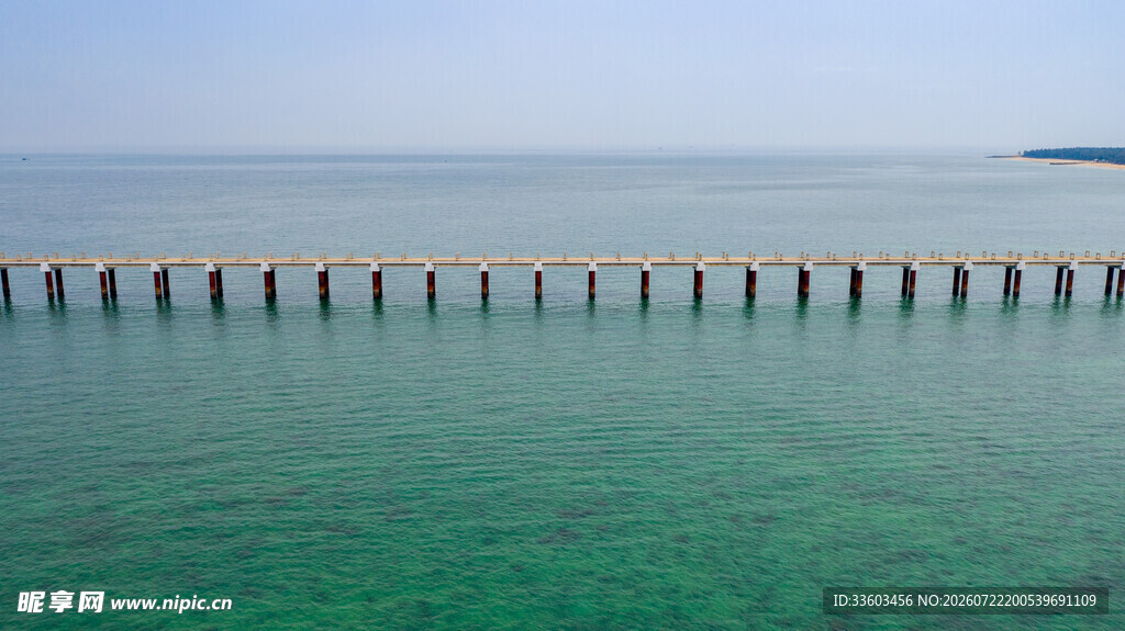 碧海长堤静谧海滨风光