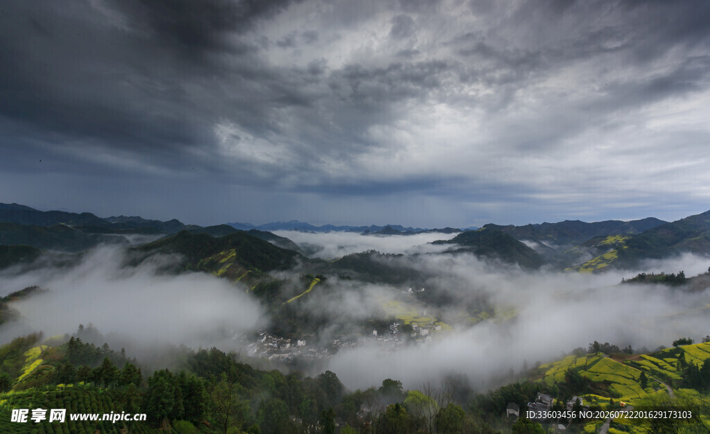 云雾缭绕的山间美景