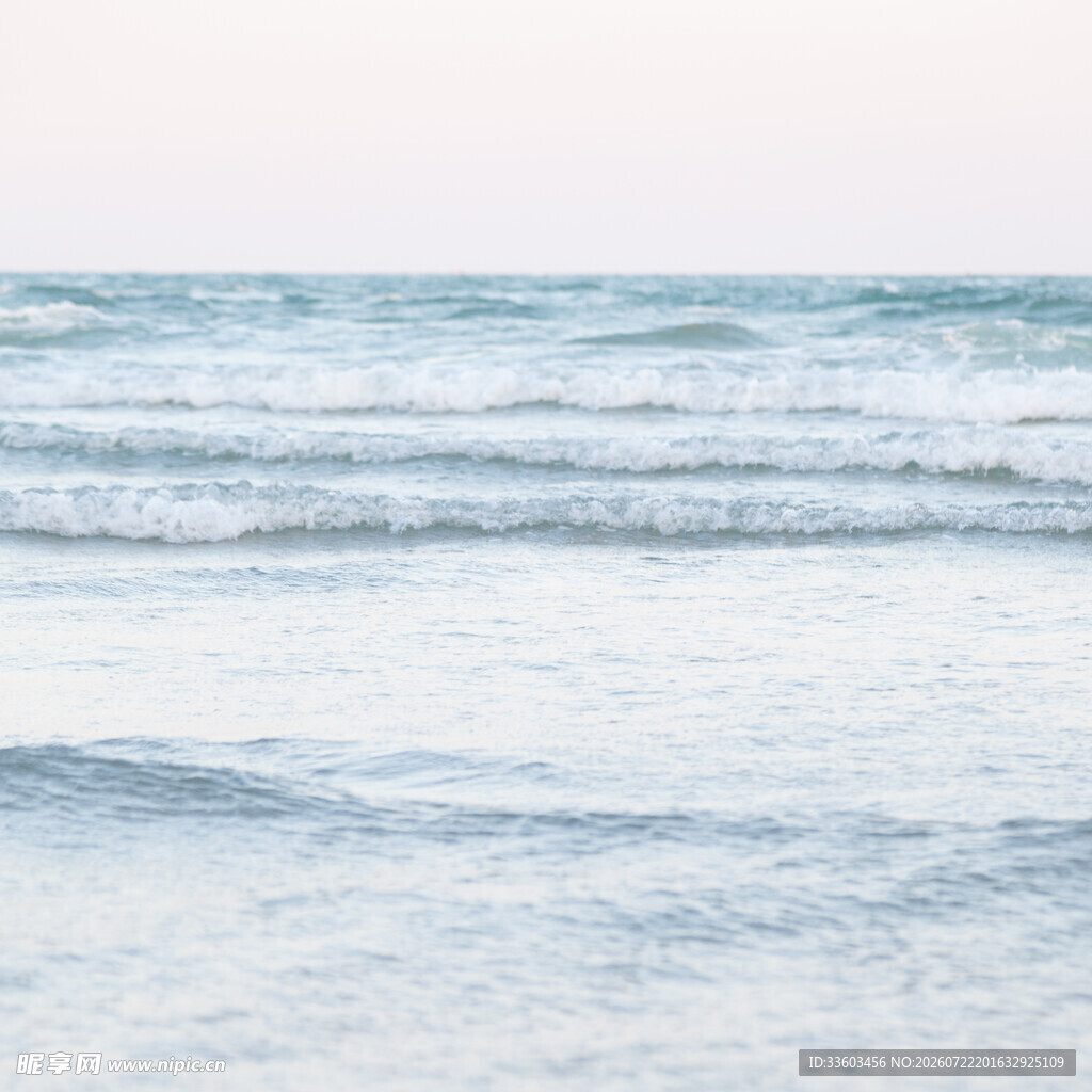海浪轻涌的宁静海滨