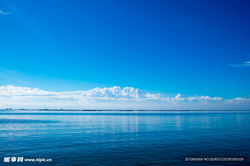 广阔蓝天与平静湖面美景