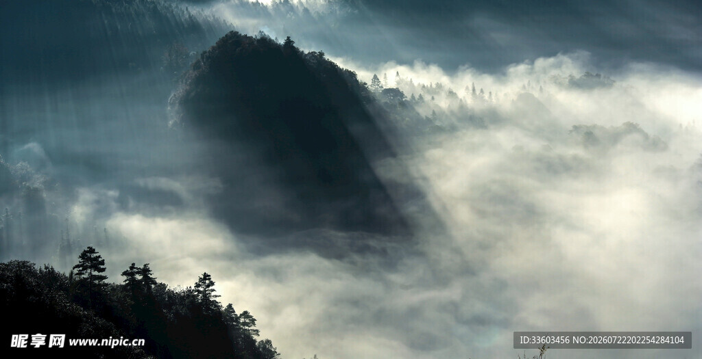 云雾缭绕的巍峨山峰
