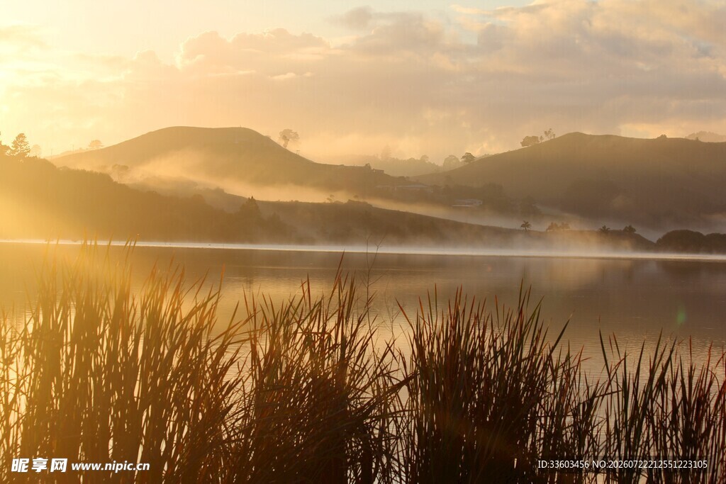 湖畔晨曦美景