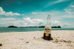 沙滩上的啤酒瓶与海景