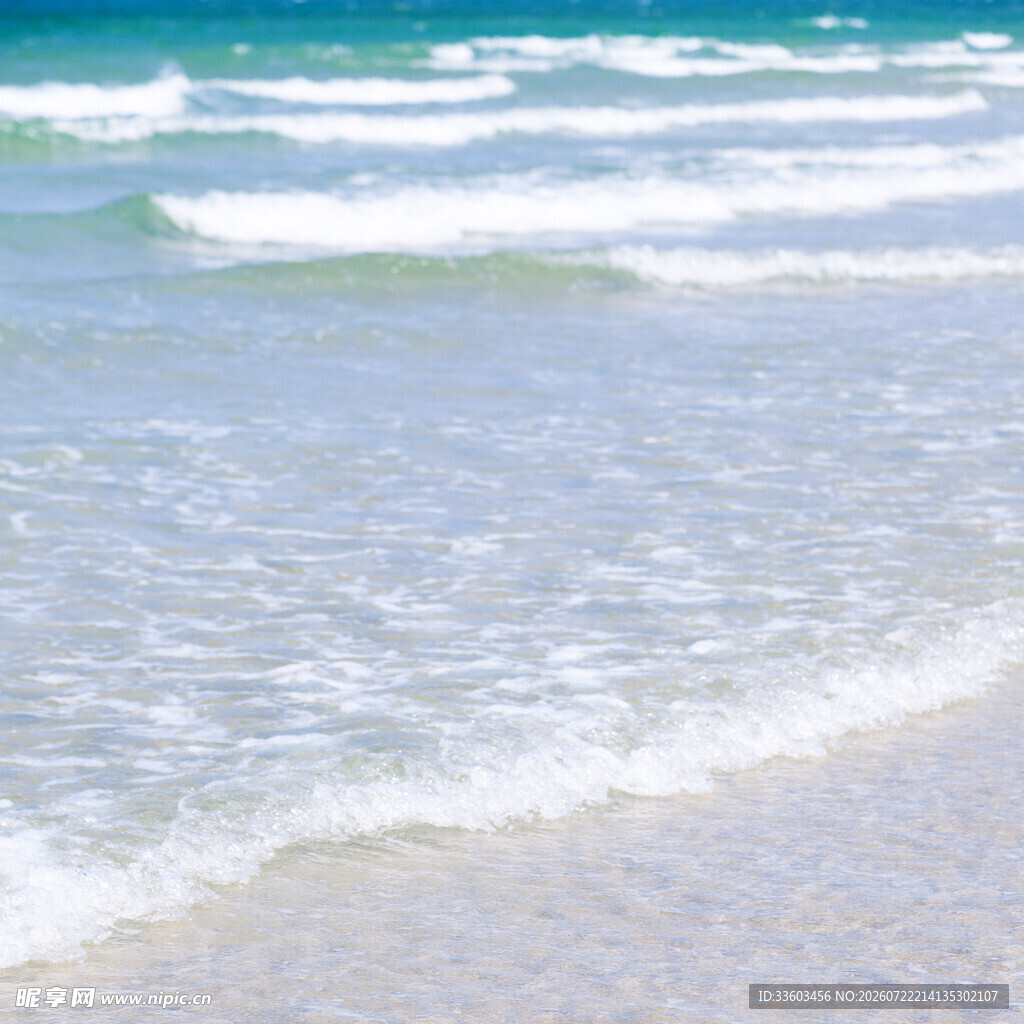 海边浪花轻拍沙滩