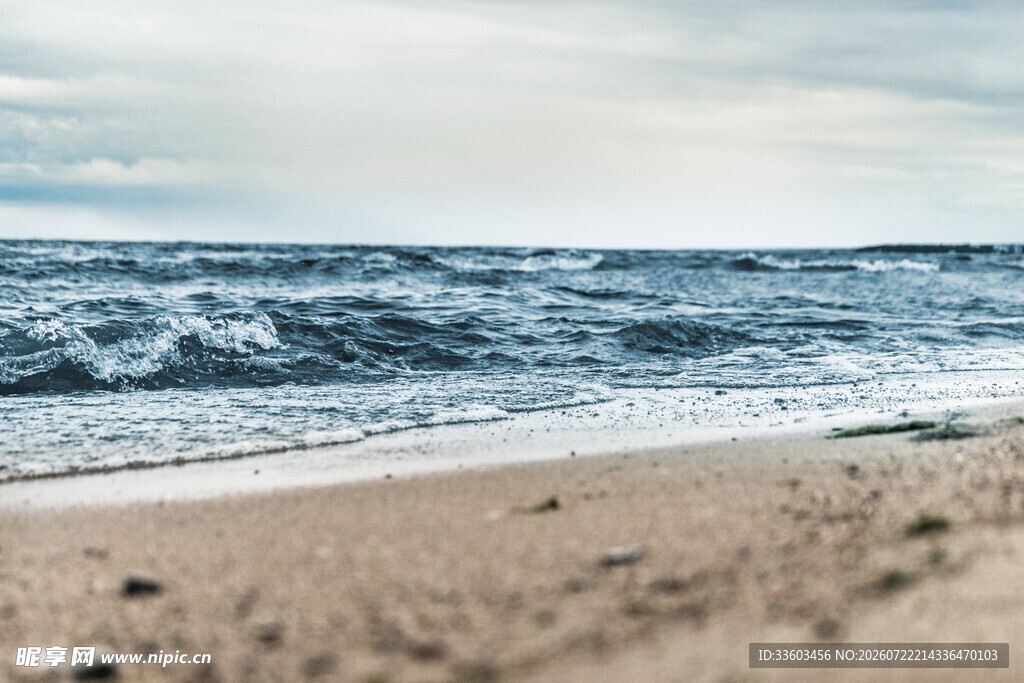 海边沙滩海浪翻涌景象
