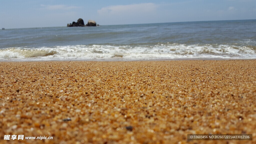 金色沙滩与远方海景