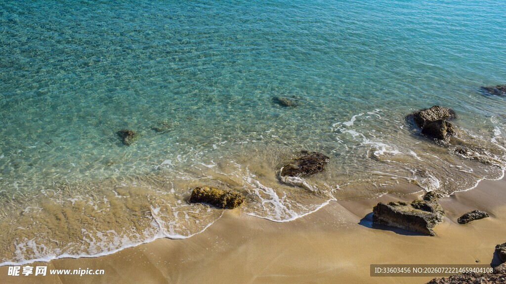 碧海沙滩上的礁石美景