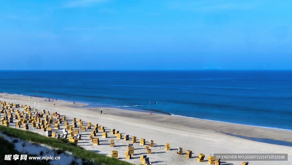 沙滩上的壮观人群与海景