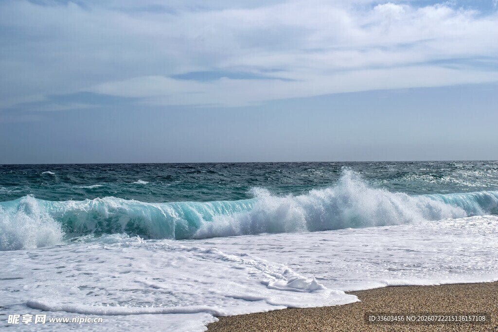 海浪拍岸的海滨美景