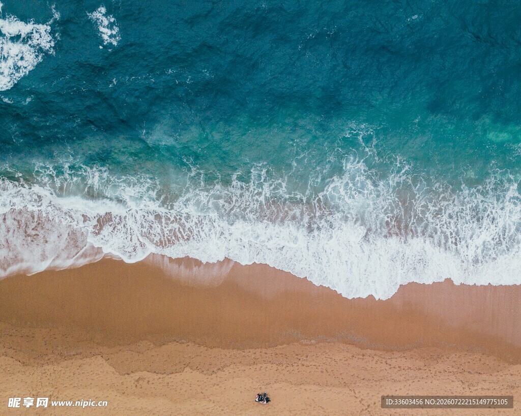 俯瞰沙滩与海浪美景