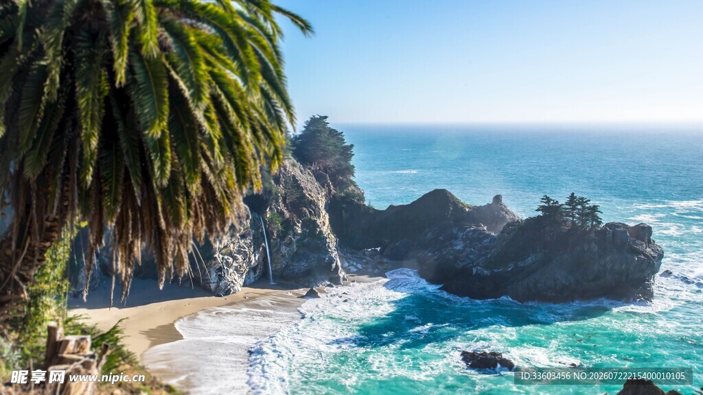 海岸美景海浪拍击岩石