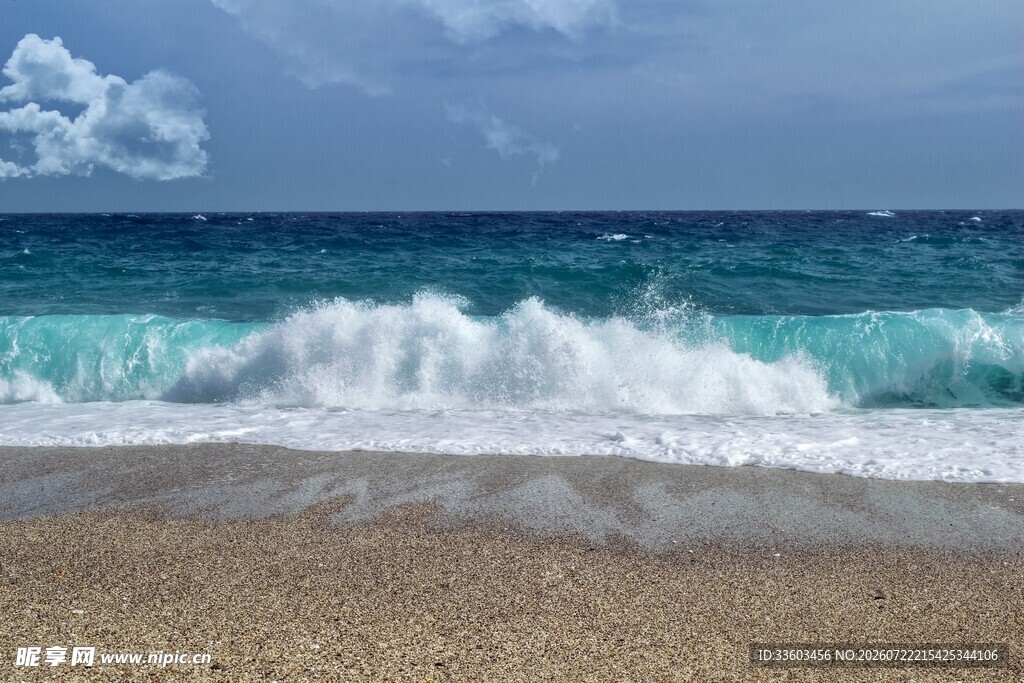 海浪拍打沙滩的美丽景致