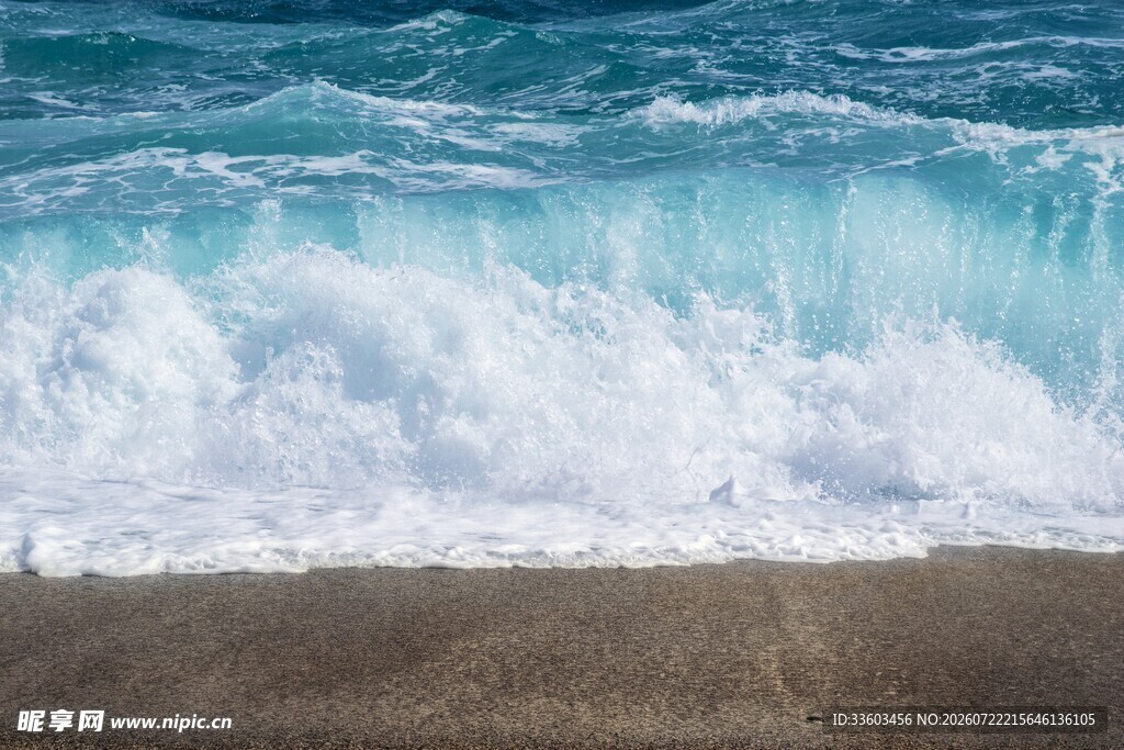 海浪拍打沙滩的美丽瞬间