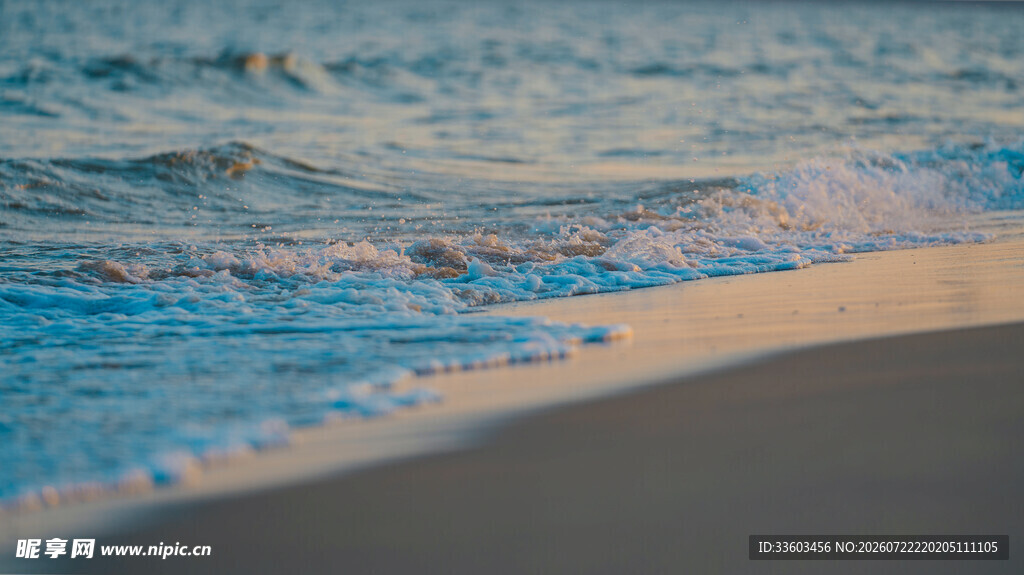 海边沙滩上的轻柔海浪