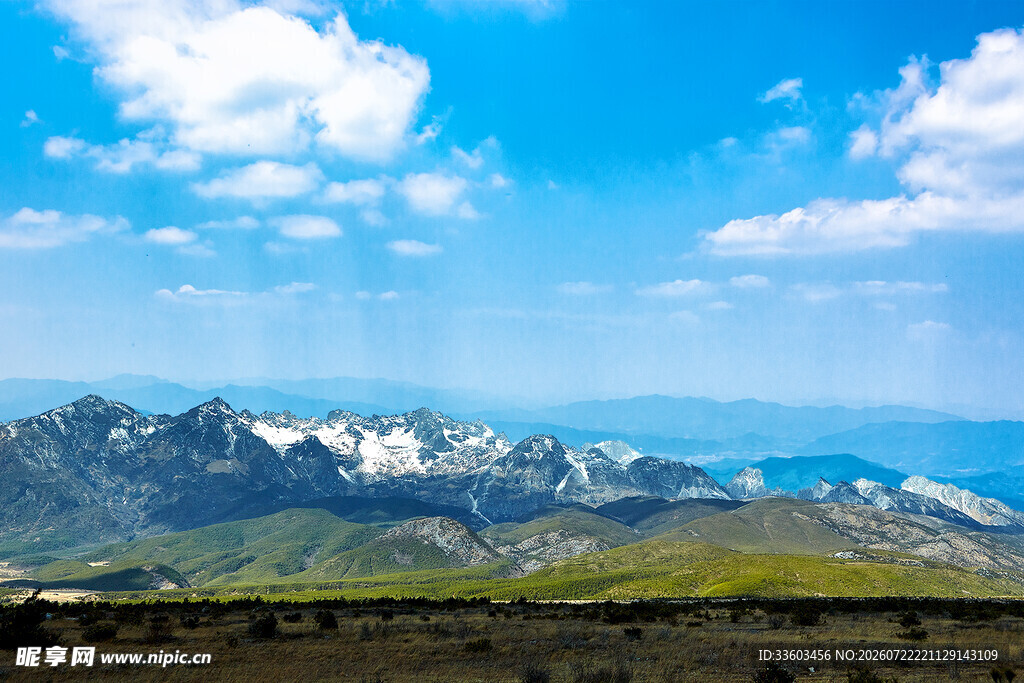 壮丽高山与蓝天美景