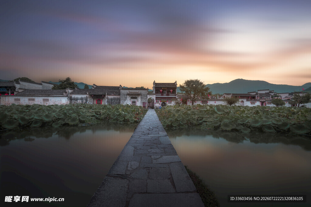 黄昏下的水乡宁静石板路
