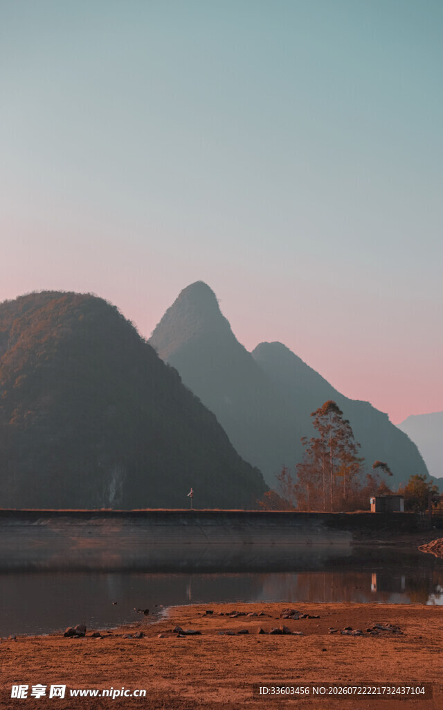 漓江畔的秀丽山峦风光