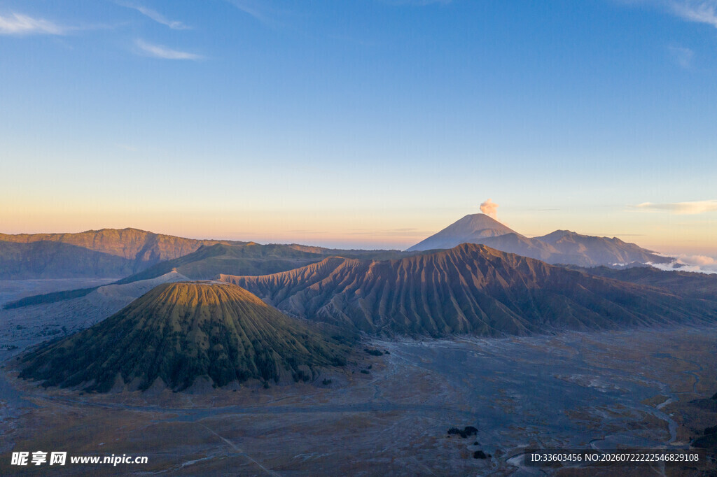 壮丽火山景观日出时分