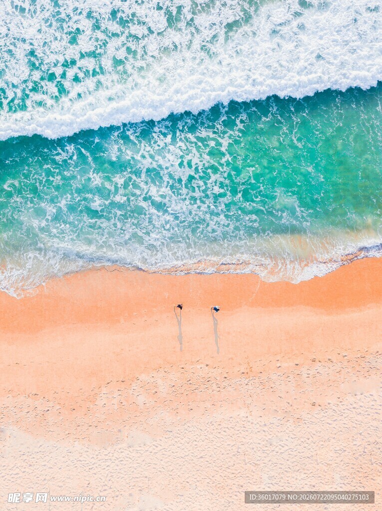 俯瞰浪漫海滩上的两人