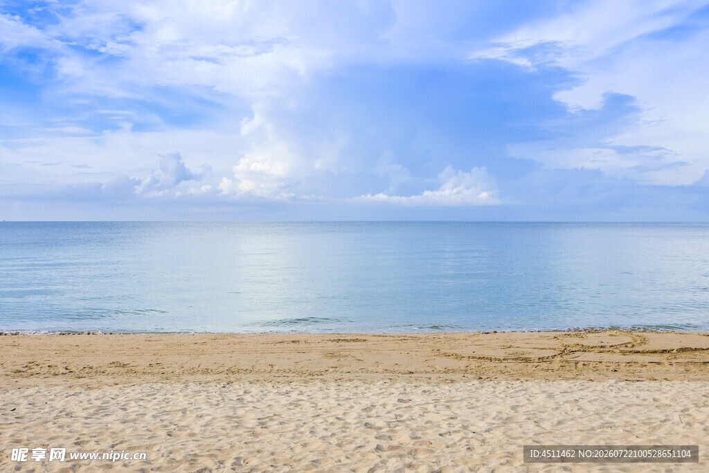 海边沙滩蓝天白云海景