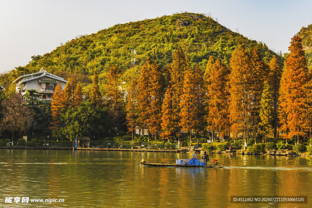 秋日湖畔山林美景