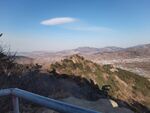 山景远眺蓝天白云映山峦