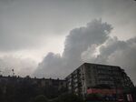 乌云笼罩下的城市建筑