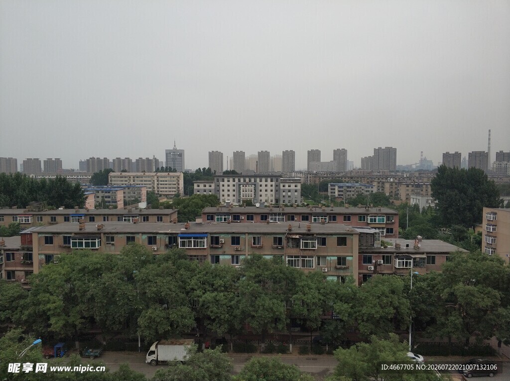 城市建筑与绿树景观