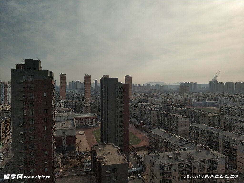 阴天城市建筑群景观
