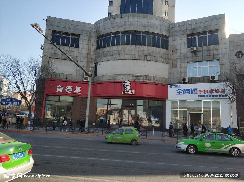 城市街道旁的建筑与出租车