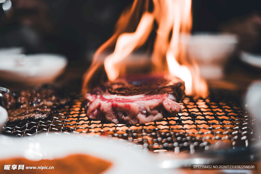 火焰上的美味烤肉