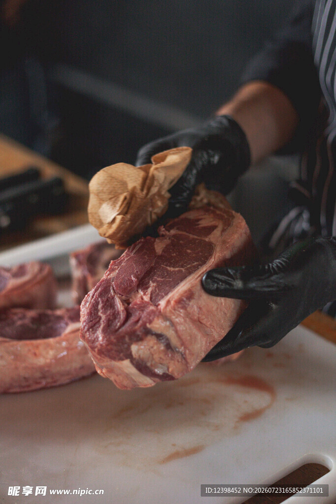 厨师戴手套处理生牛肉