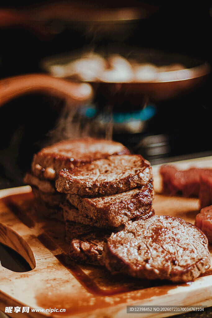 美味多汁的烤牛肉汉堡