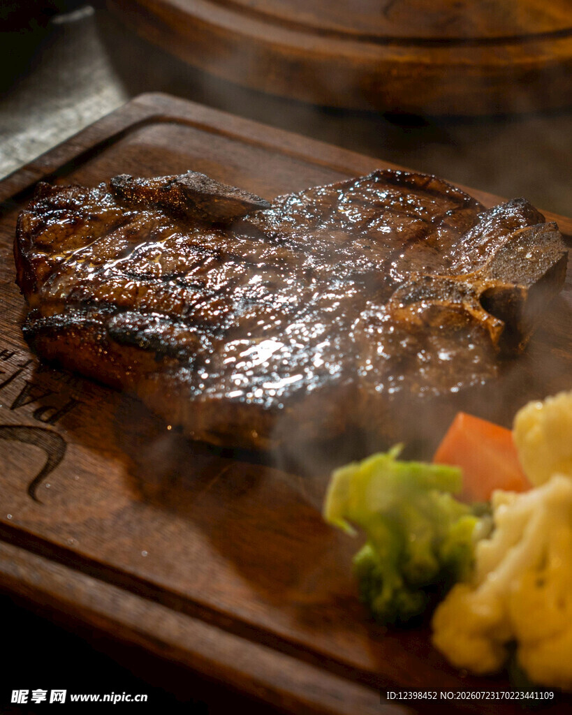 香煎牛排配多彩蔬菜