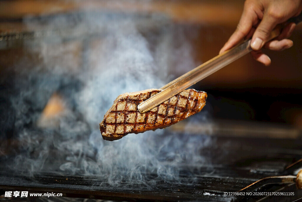 炭火上的美味烤肉瞬间