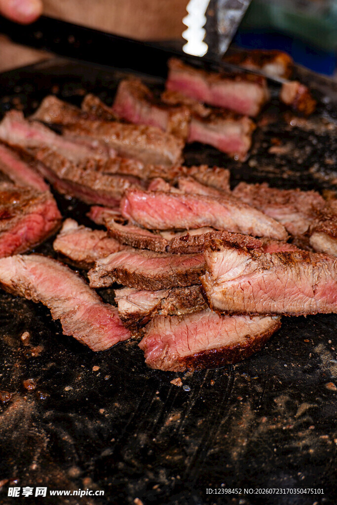炭火上的美味烤肉