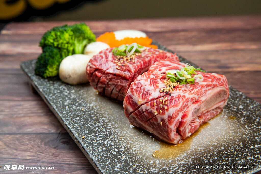 美味日式烤和牛摆盘精致