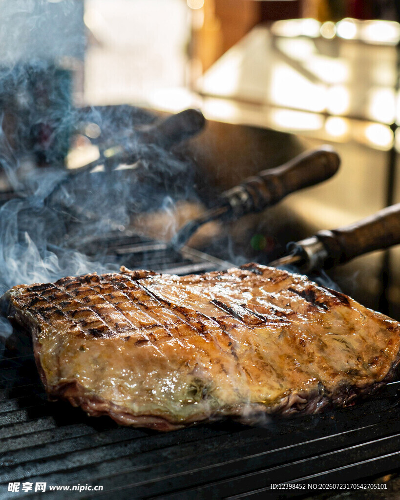 烤架上的美味烤肉