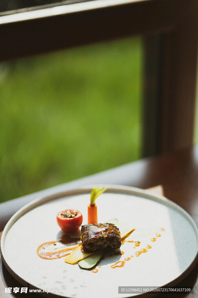 精致摆盘的创意美食