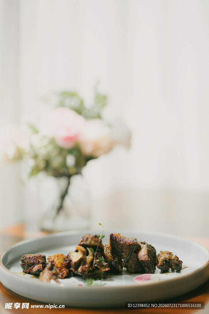 精致盘中美食与花卉点缀