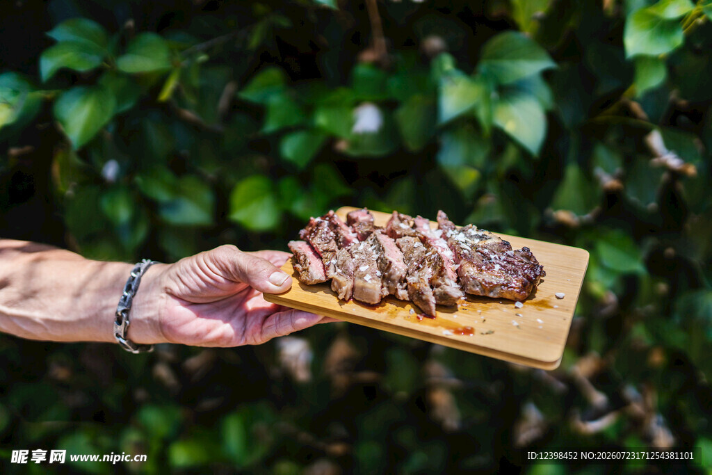 手持木板上的美味烤肉
