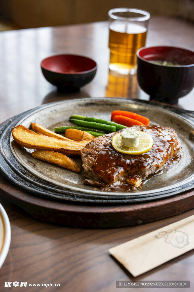 美味牛排配蔬菜与饮品