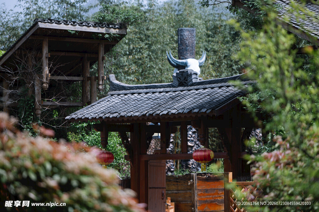山林中的别致木质小屋