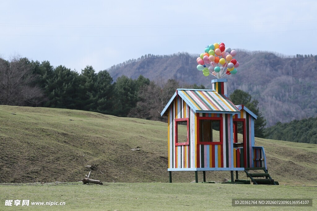 田园中的彩色小屋