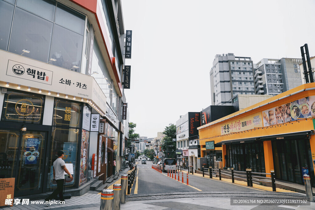 城市街道的商铺景象