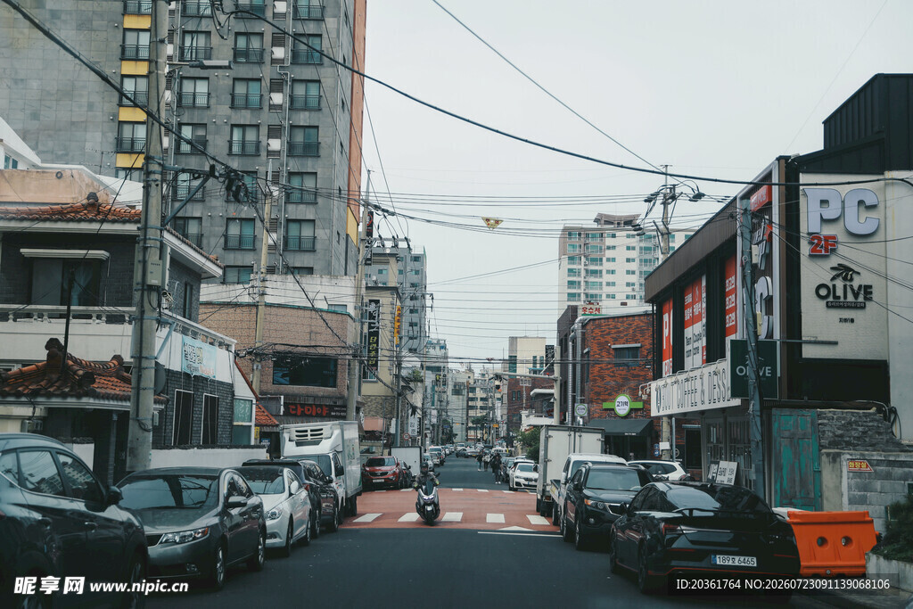 城市街道上的车辆与建筑