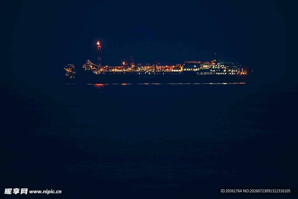 海上夜景中的璀璨船只